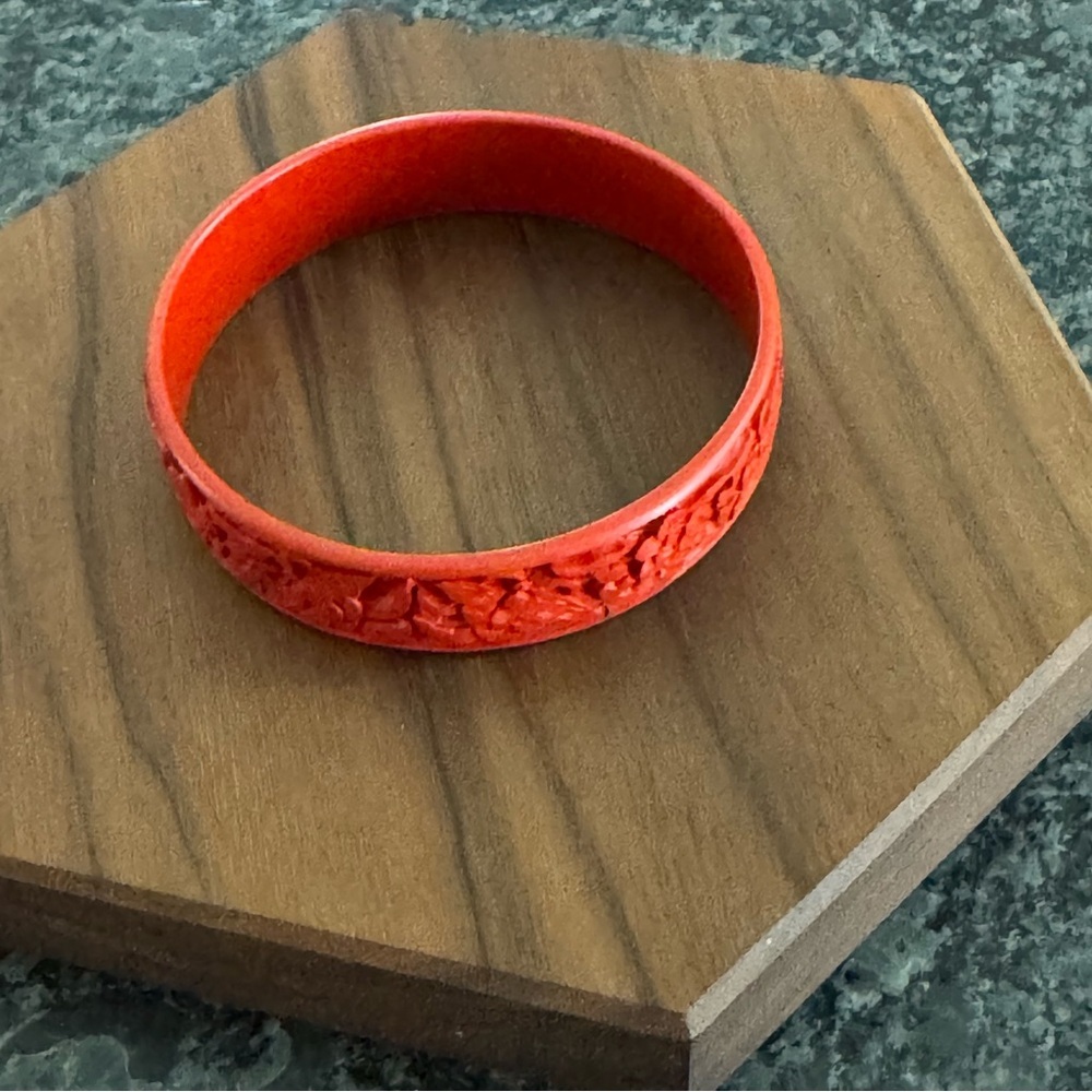 VINTAGE CHINESE CARVED CINNABAR BANGLE BRACELET FLORAL RED - Picture 3 of 5
